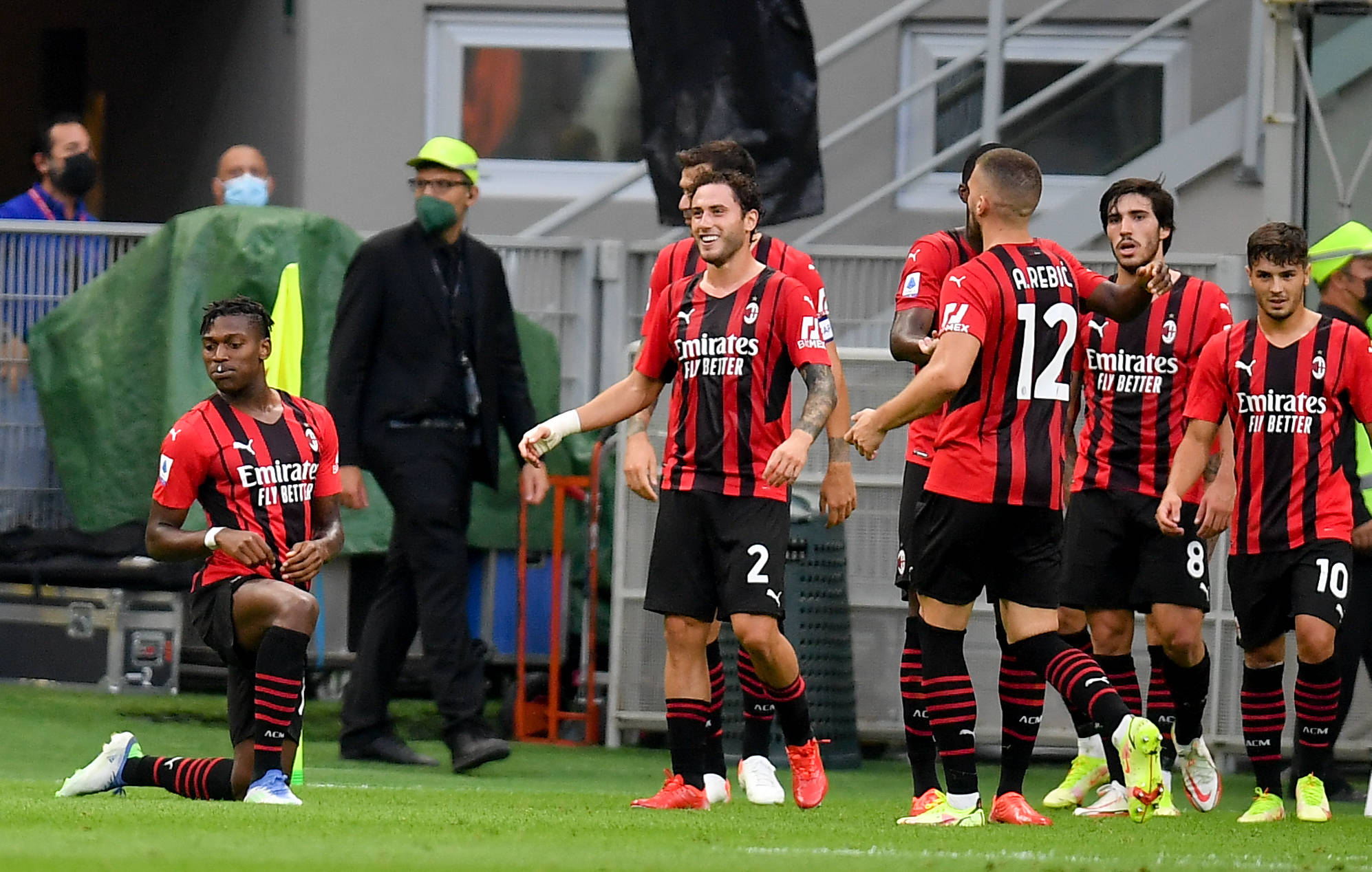 女足英联杯中发生暴力冲突，一名球员抓住对手脖子将其摔倒（女足英联杯爆发冲突：球员抓住对手颈部将其放倒）