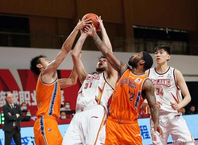 世体：阿隆索回归获利物浦球迷热烈欢迎，阿诺德却遭嘘声相待（世体：阿隆索回归获红军球迷热捧，阿诺德反遭嘘声）