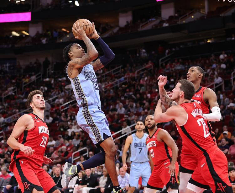 天下无敌！约基奇底角三分穿心入网 随后虚晃抛投一打二打进（无人可挡！约基奇底角三分精准入网 接着虚晃抛投一挑二再取分）