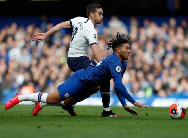 打进精彩世界波+头球破门，马杜埃凯当选欧冠本周最佳球员（马杜埃凯世界波加头球建功，荣膺欧冠本周最佳）