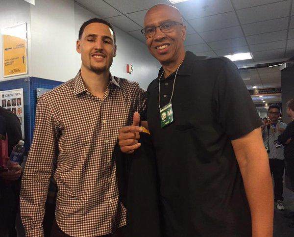 体坛记忆｜科比被恶意犯规，但他起身之后并没有生气，反倒是拍灰尘的动作太潇洒了（体坛回眸：科比遭恶意犯规后淡定起身，拂去尘土的瞬间格外潇洒）