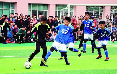 阿根廷球员看女儿球赛时与他人发生争执，被汽车钥匙刺伤头部（阿根廷球员观看女儿比赛与人起冲突，头部被车钥匙刺伤）