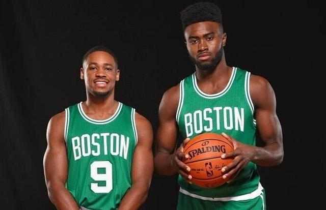 根据最新报道，独行侠队管理层有意在交易市场上寻求浓眉哥的加入。（消息称独行侠管理层正考虑通过交易引进安东尼·戴维斯）