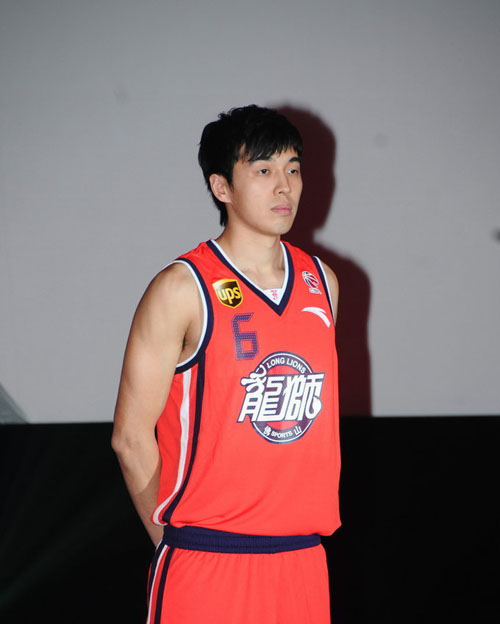 足球曼联新援首秀即破门，球迷高呼：值了！（曼联新援处子秀就进球，球迷直呼：值回票价！）