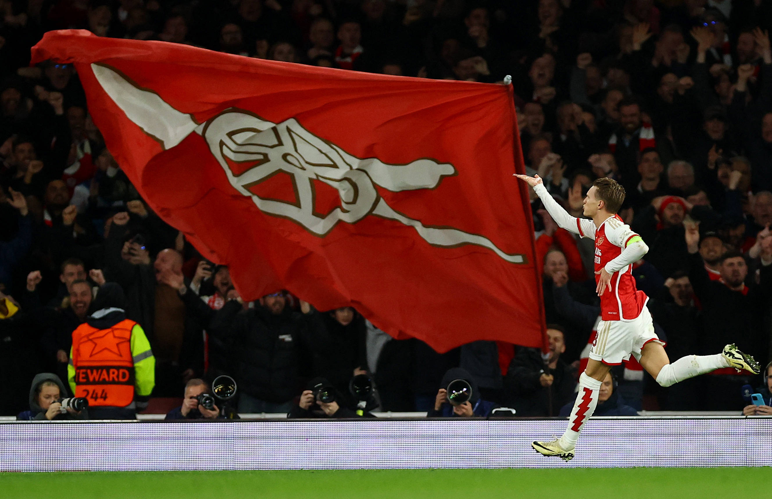 记者：卡马文加左脚踝轻微扭伤，仍有可能参加周日的比赛（记者：卡马文加左踝轻伤，周日出战仍有望）