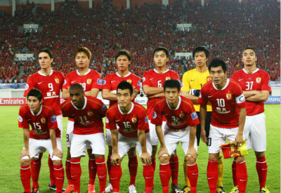 东皇组合！詹姆斯外线三分一击命中 东契奇站桩篮下造进攻犯规（东皇联手！詹姆斯外线飙进三分，东契奇篮下站稳造进攻犯规）