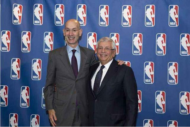 幸无大碍！哈登三分被戈贝尔垫脚犯规 裁判回看后给后者一级恶犯（所幸无碍！哈登三分出手遭戈贝尔垫脚，回看后判罚一级恶意犯规）