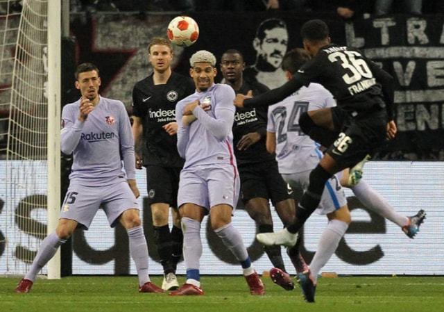 及时救难！对手疑晕厥，汉堡小将武斯科维奇迅速将其舌头拔出（赛场惊险一刻：对手疑似昏厥，汉堡新星武斯科维奇迅速托舌防窒息）