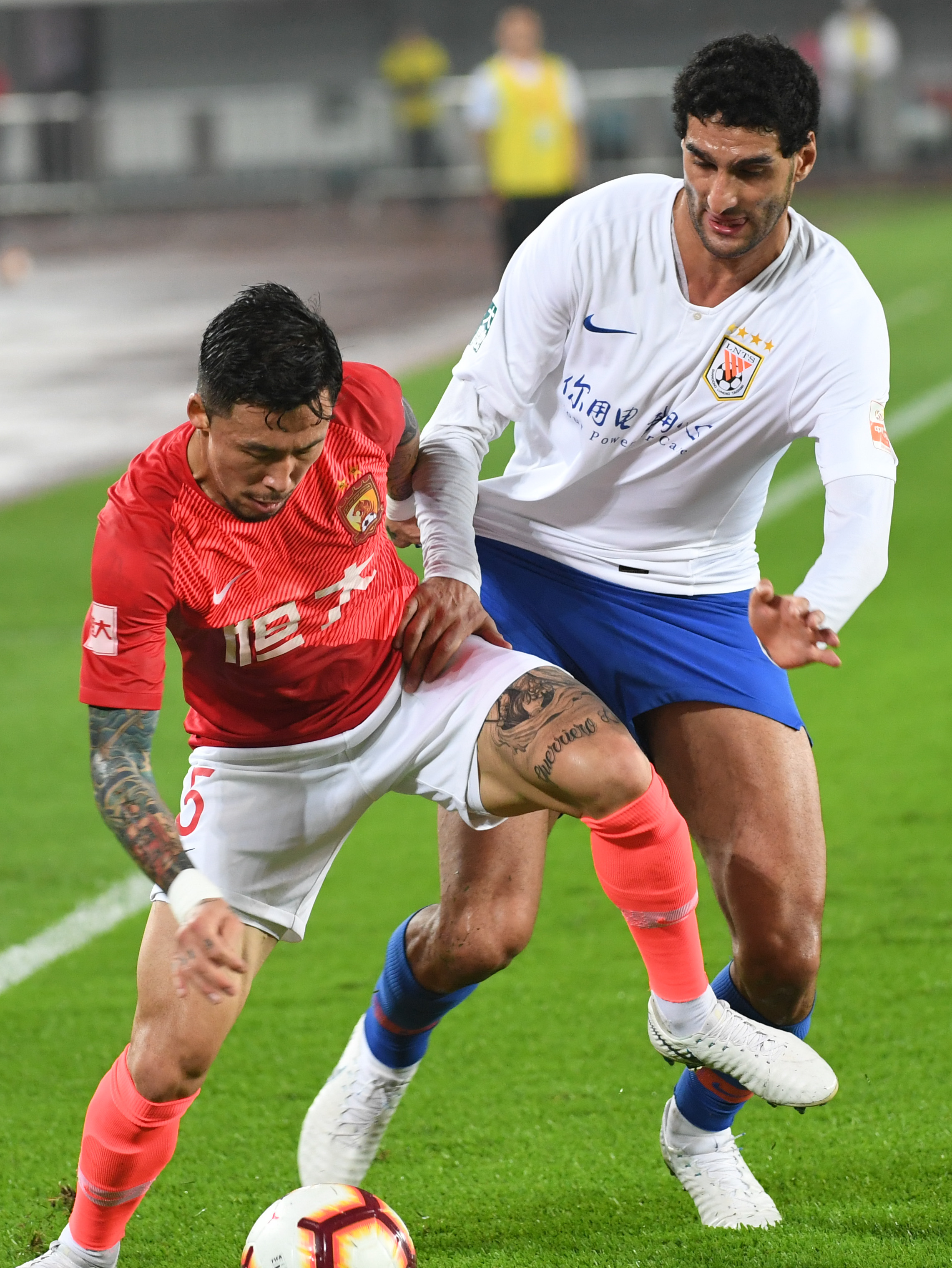 篮下两把大扫帚！文班亚马疯狂干扰 尼克斯内线连续3次进攻无果（文班亚马篮下统治力爆棚，尼克斯内线三次冲击均遭封锁）