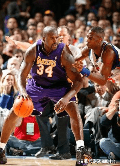 足球中超队长带伤上阵，拼劲获赞（中超队长带伤出战，顽强拼搏赢称赞）