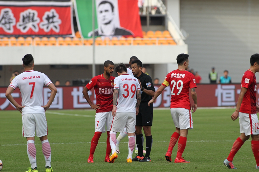 皇马vs曼城全场数据：射门8-8，控球率五五开（皇马与曼城全场统计：8-8射门，控球势均力敌）