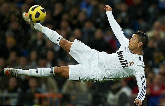 海兰德展现精湛技艺，突破低手分球技惊四座（海兰德秀出高超球技，突破后低手妙传惊艳全场）