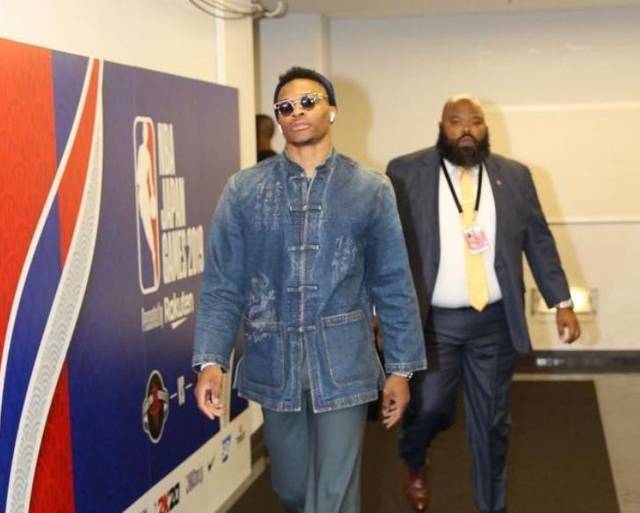 中超强队国安在亚冠被越南绝杀，国脚表现低迷，暴露中国足球实力与管理问题。（亚冠爆冷：国安遭越南队补时绝杀，国脚低迷折射中国足球实力与管理短板）