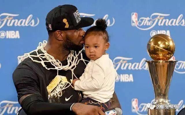 安全至上！NBA杯赛湖人弃用争议地板，恢复主场常规场地（安全优先：湖人于NBA杯赛停用争议球场地板，改回主场常规配置）