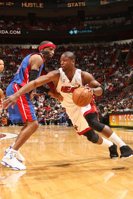 三人转！KD发球申京策应，助飞阿门滑翔空切暴扣！（三人精妙联动：KD发球申京串联，阿门滑翔空切重扣）