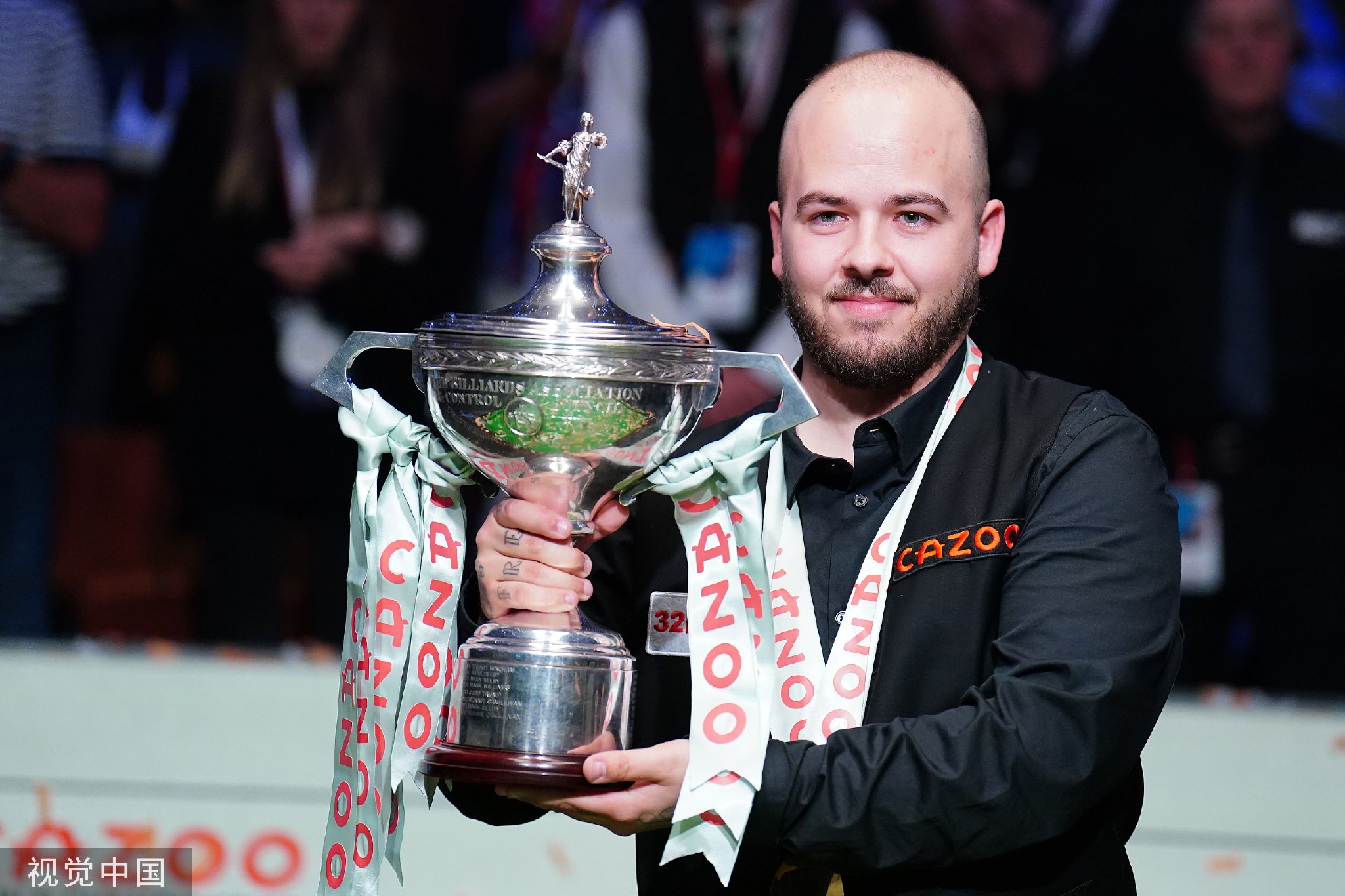 实现梦想！A费社媒晒首秀球衣，上面签满队友的名字